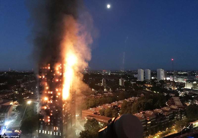 londra grattacielo in fiamme 3