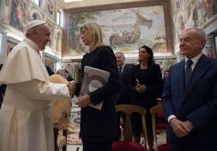Il Papa riceve una delegazione del Premio Biagio Agnes sti