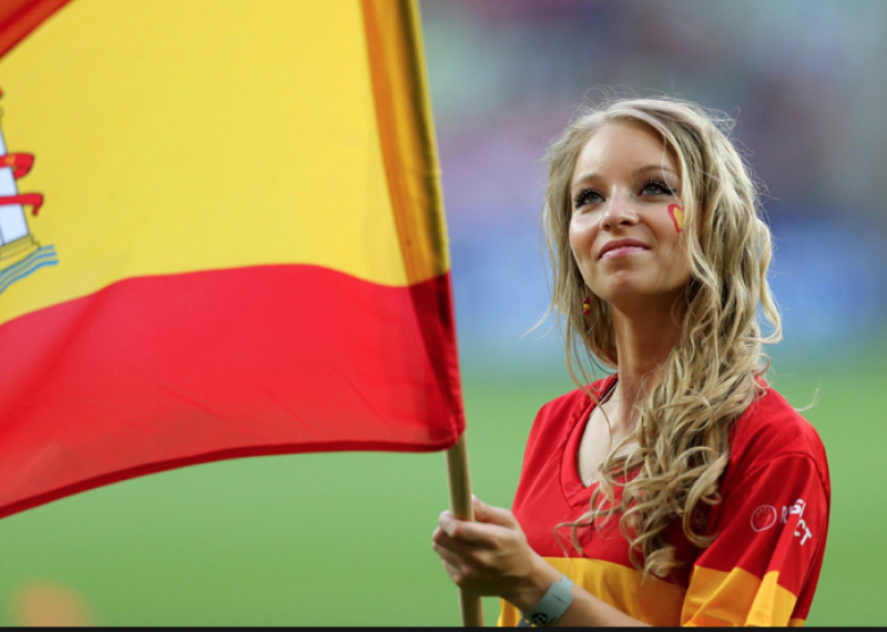 Уважаемая испанка. Испанские девушки. Испанки блондинки. Испанские девушки блондинки. Девушка с испанским флагом.