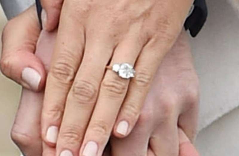 anello di meghan nel giorno del fidanzamento