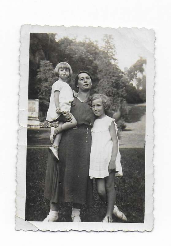 Natalia Aspesi bambina in braccio alla madre, con la sorella Maria Pia