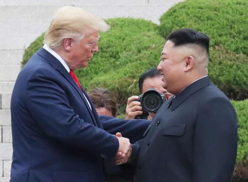 Stretta di mano tra Donald Trump e Kim Jong un