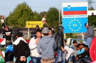 migranti al confine con la slovenia
