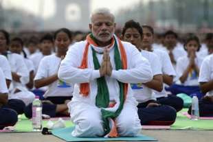 narendra modi fa yoga 2