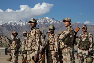 soldati indiani nella regione di ladakh