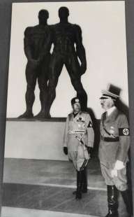 statue naziste, benito mussolini e adolf hitler