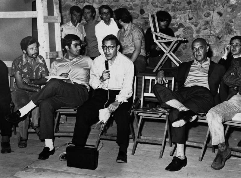 Assemblea durante Arte povera + Azioni Povere, Amalfi (1968) - Da sinistra- Achille Bonito Oliva, Germano Celant, Filiberto Menna, Gillo Dorfles