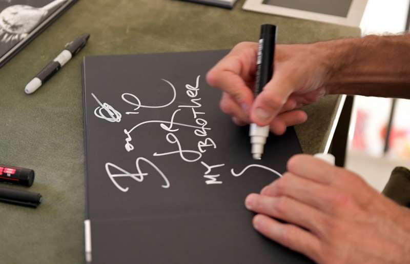 boogie autografa il suo libro foto di bacco (4)