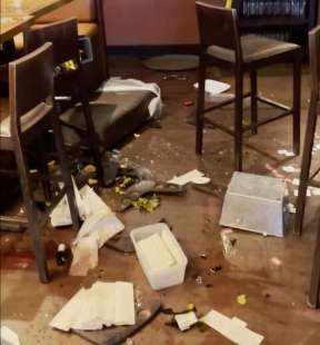 Donna nuda distrugge un ristorante