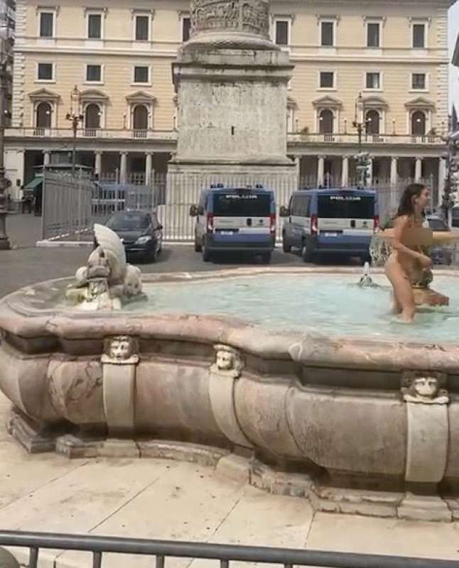 donna si fa il bagno nuda nella fontana di piazza colonna 0
