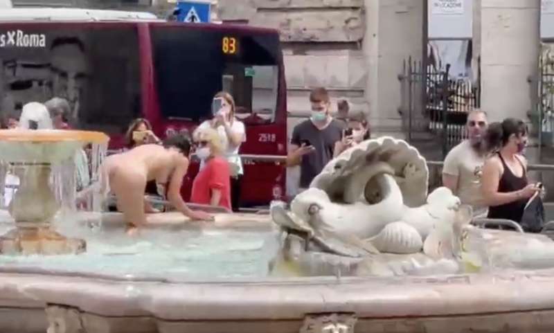 donna si fa il bagno nuda nella fontana di piazza colonna 11