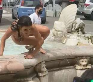 donna si fa il bagno nuda nella fontana di piazza colonna 12