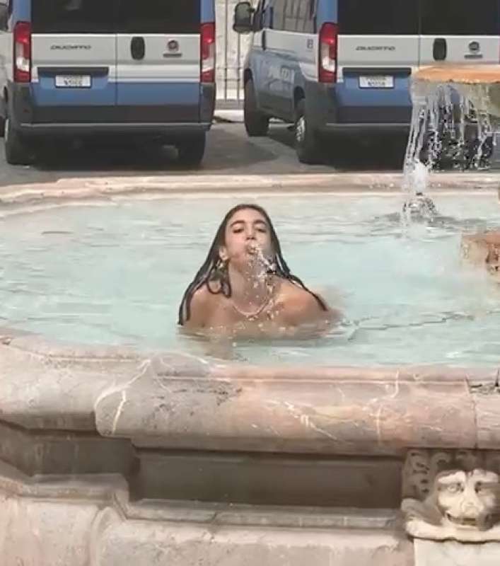 donna si fa il bagno nuda nella fontana di piazza colonna