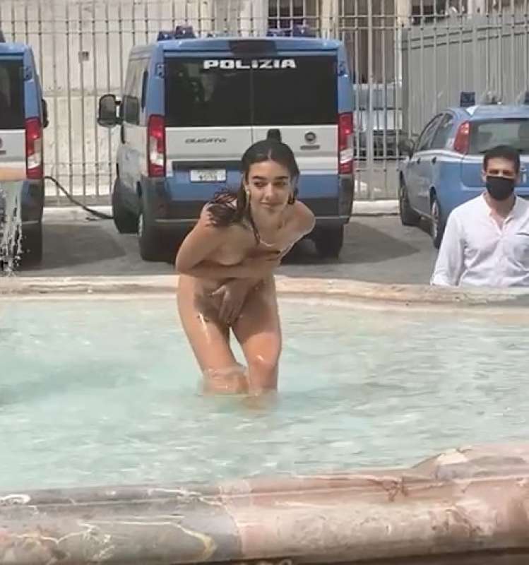 donna si fa il bagno nuda nella fontana di piazza colonna 2