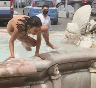 donna si fa il bagno nuda nella fontana di piazza colonna 3