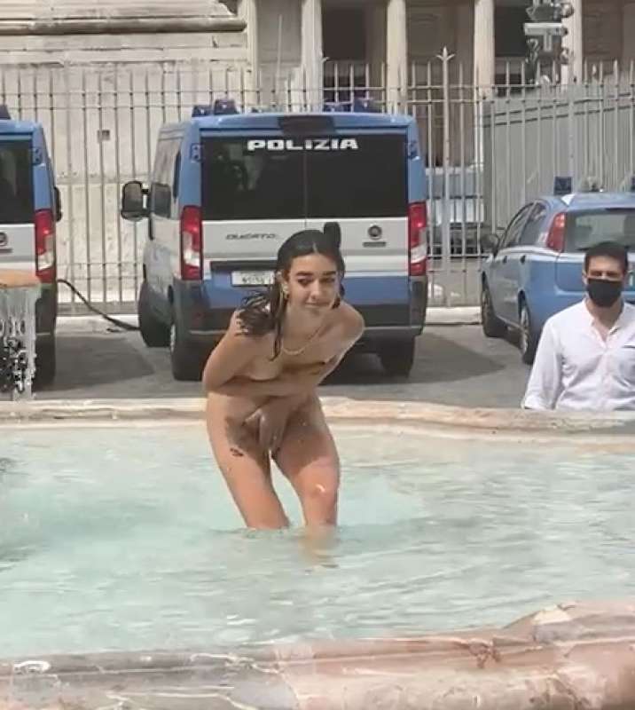 donna si fa il bagno nuda nella fontana di piazza colonna 4