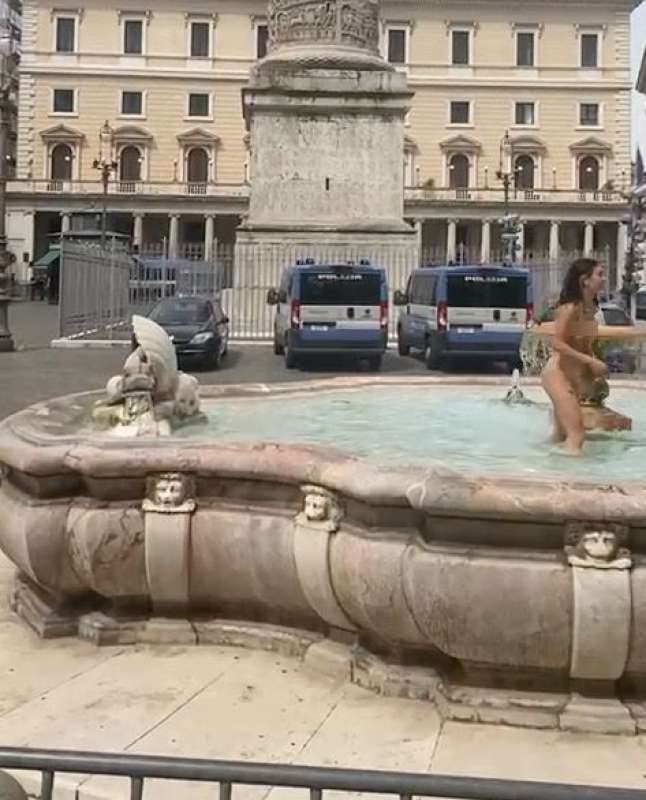 donna si fa il bagno nuda nella fontana di piazza colonna 8