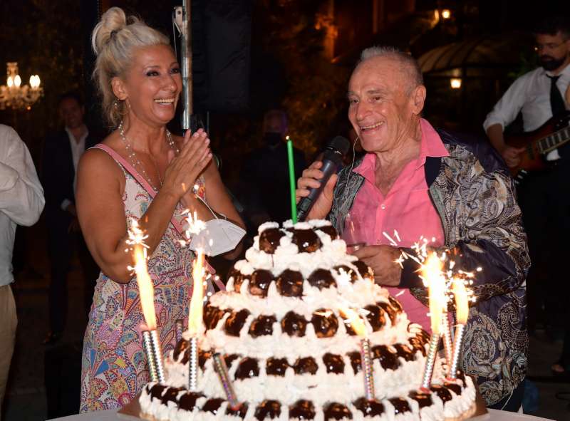 edoardo vianello con la moglie frida e la torta per il suo compleanno foto di bacco (1)