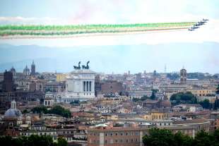 frecce tricolori sui cieli di roma 2 giugno 2021 1