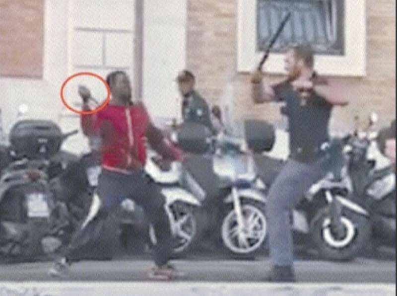 ghanese con coltello aggredisce i poliziotti a termini 1
