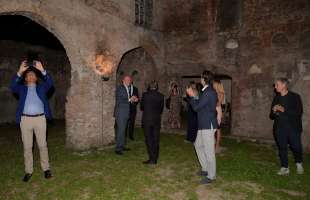 gli ospiti visitano il colombario dei liberti di augusto (3)