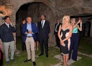 gli ospiti visitano il colombariodei liberti di augusto (4)