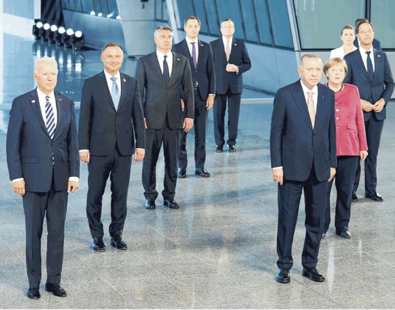i leader dei paesi nato nella sede dell'alleanza a bruxelles