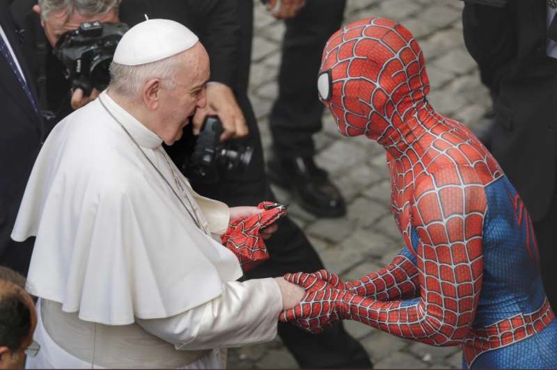 il papa e spiderman