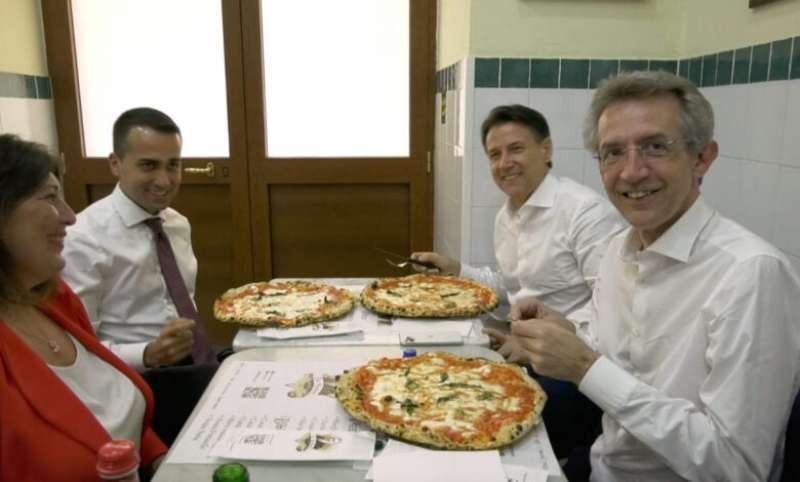 luigi di maio giuseppe conte gaetano manfredi alla pizzeria da michele