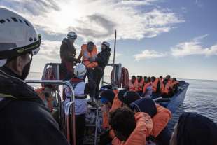 migranti sbarcari dalla geo barents