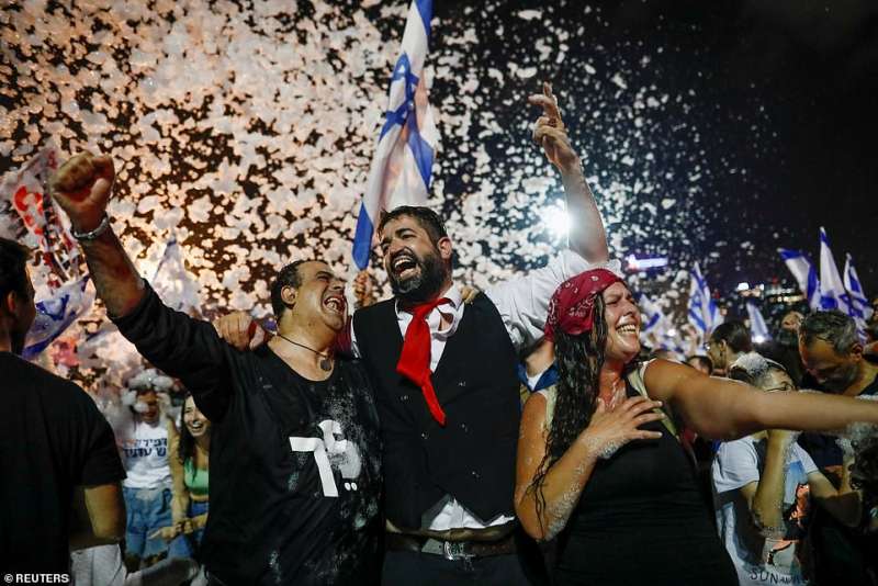 persone a tel aviv festeggiano la caduta di netanyahu