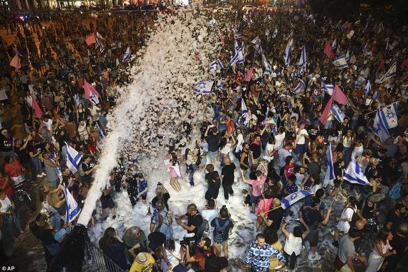 persone in piazza festeggiano la caduta di netanyahu 1