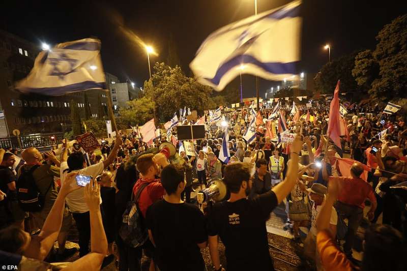 persone in piazza festeggiano la caduta di netanyahu