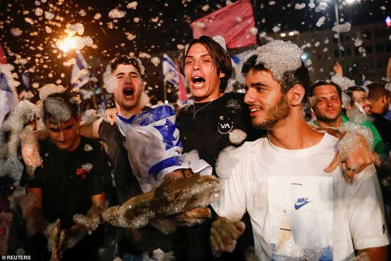 persone in piazza festeggiano la caduta di netanyahu 2