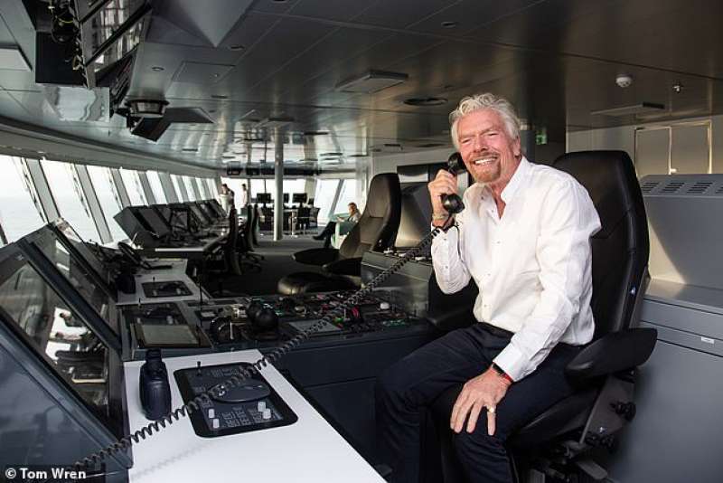 Richard Branson a bordo della nave Virgin