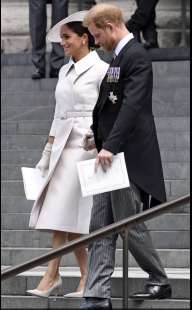 l duca e la duchessa di sussex lasciano la cerimonia a londra venerdi