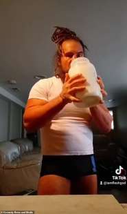 Boba Simic beve latte fermentato e allungato