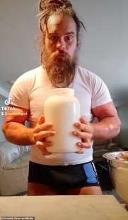 Boba Simic beve latte fermentato e allungato 2