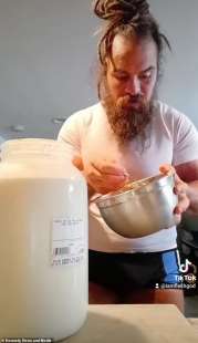 Boba Simic beve latte fermentato e allungato 3