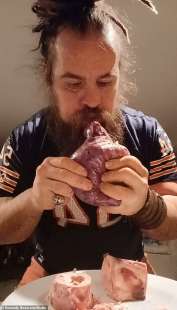 Boban Simic mangia carne cruda 4