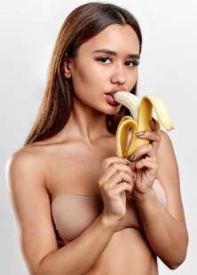 donna con banana