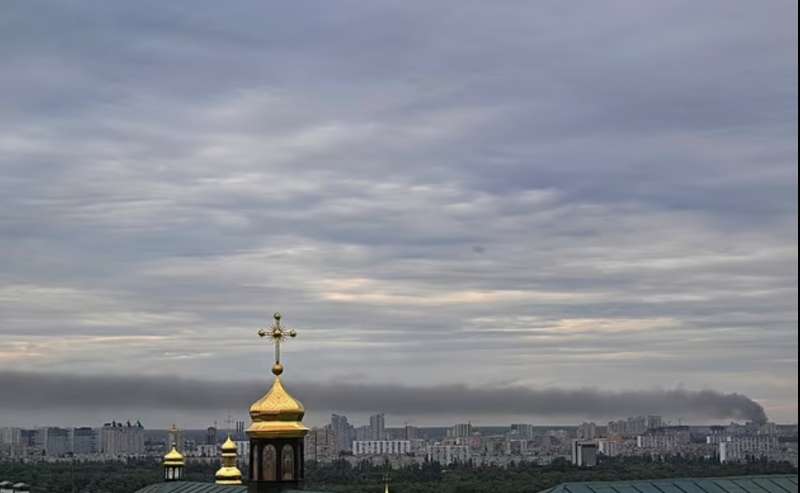 fumo di esplosioni a kiev