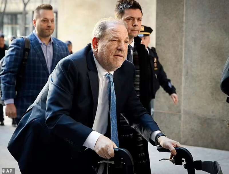 Harvey Weinstein con un deambulatore al processo