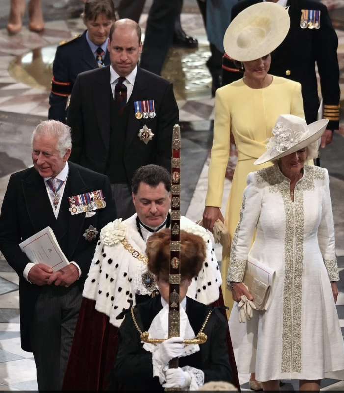 il duca e la duchessa di cambridge, il principe carlo e la duchessa di cornovaglia lasciano il national service of thanksgiving presso la cattedrale di st paul, guidato dal lord mayor vincent keaveny