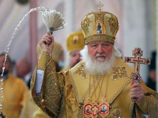 il patriarca kirill scivola su acqua santa