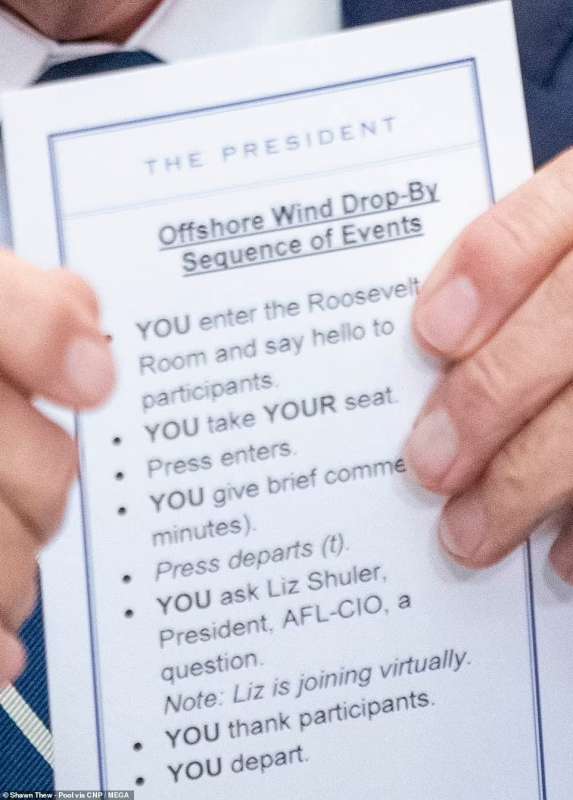 Il presidente Joe Biden con gli appunti della Casa Bianca 2