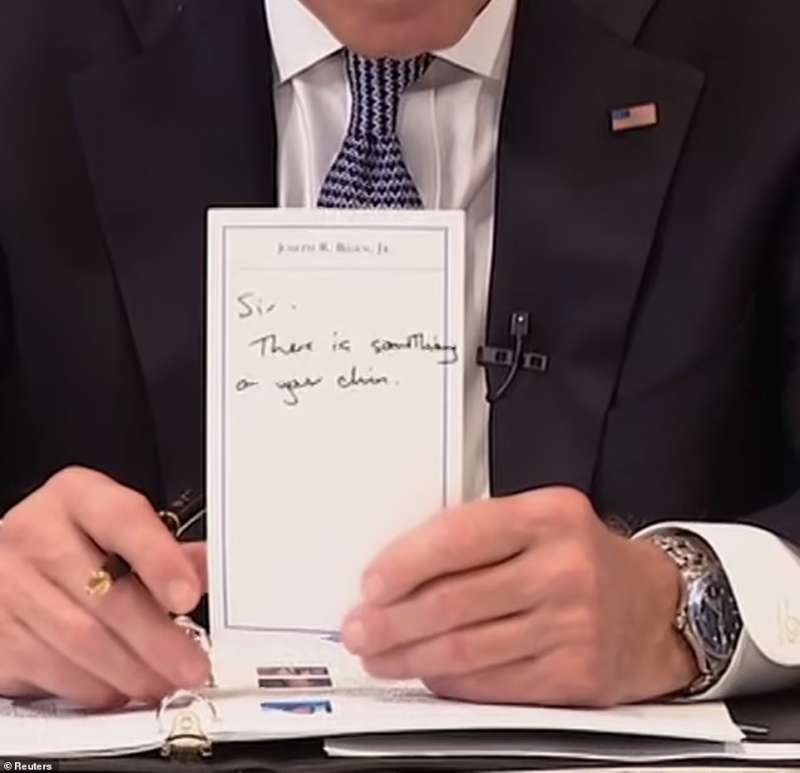 Joe Biden legge il biglietto sulla bocca sporca 2