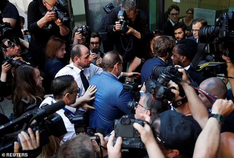 Kevin Spacey arriva al tribunale di Londra 2