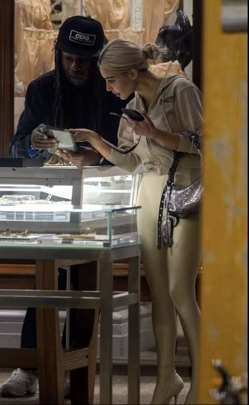 kim kardashian e Pete Davidson fanno shopping di gioielli al Mayfair di Londra