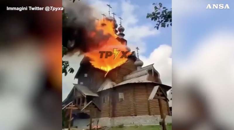 La chiesa di Tutti i Santi della Lavra di Svyatogorsk, nel Donetsk, bombardata dai russi